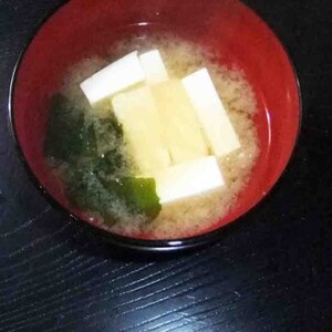 豆腐と玉ねぎの味噌汁